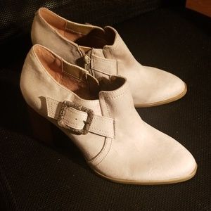 Nwot Aerosoles booties. Size 7.5 tan